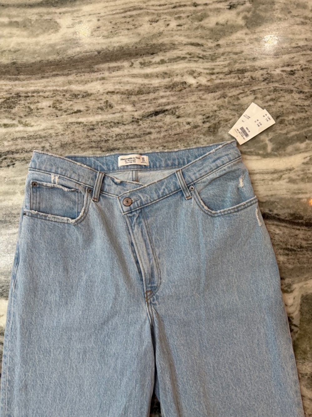 NWT Abercrombie & Fitch The 90’s Straight Ultra High Rise Light Wash Jeans - Picture 4 of 8